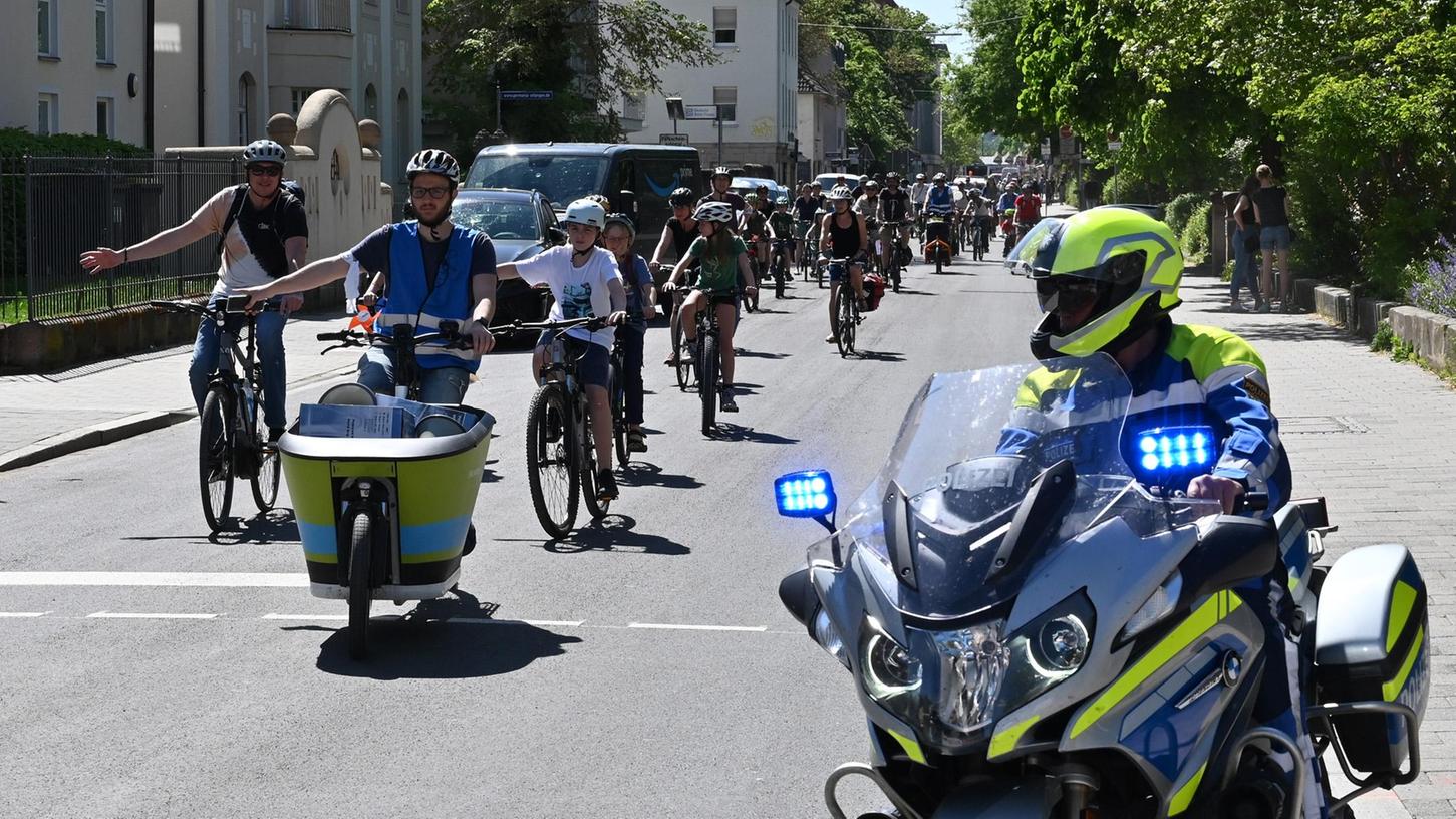 Rund zwei Dutzend Kinder trafen sich auf dem Bohlenplatz zur dritten Erlanger Kinder-Fahrraddemo "Kidical Mass", die auch über die Universitätsstraße führte.