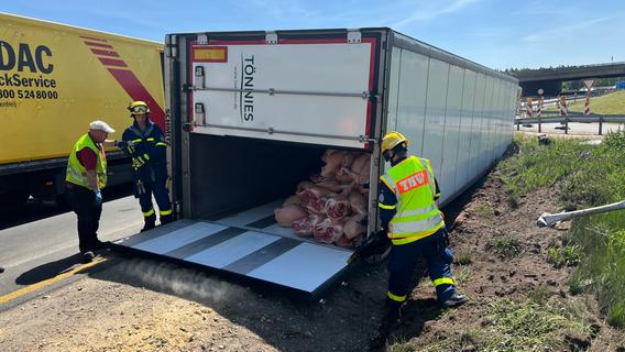 Umgekippter Sattelzug auf A9: 20 Tonnen Schweinehälften müssen geborgen werden