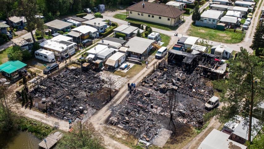 Auf einem Campingplatz im mittelfränkischen Landkreis Roth entwickelte sich eine Verpuffung in der Nacht auf Sonntag zu einem regelrechten Flammeninferno. 