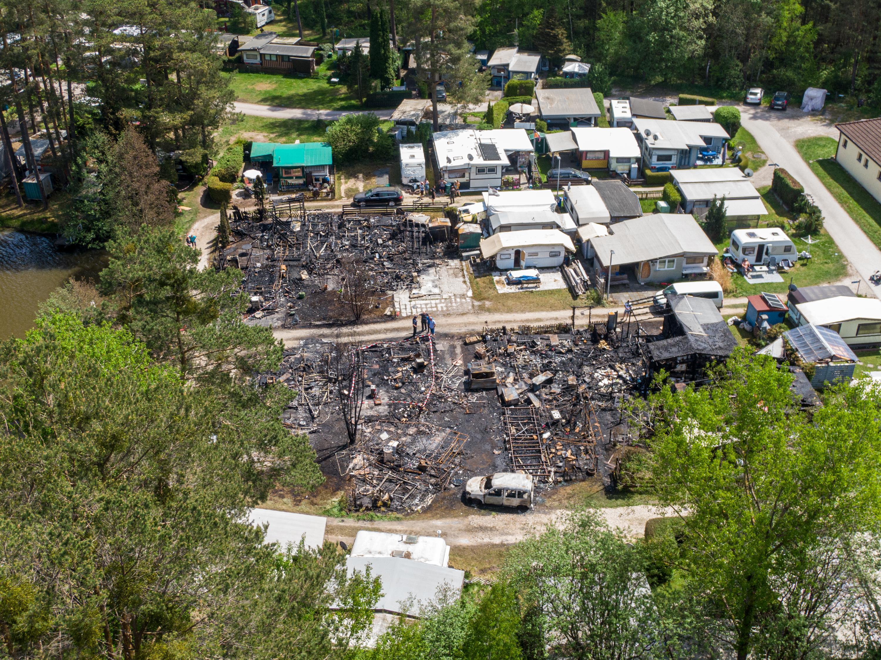 Luftbilder machen das Ausmaß des Brandes am Tag danach erst richtig deutlich. 