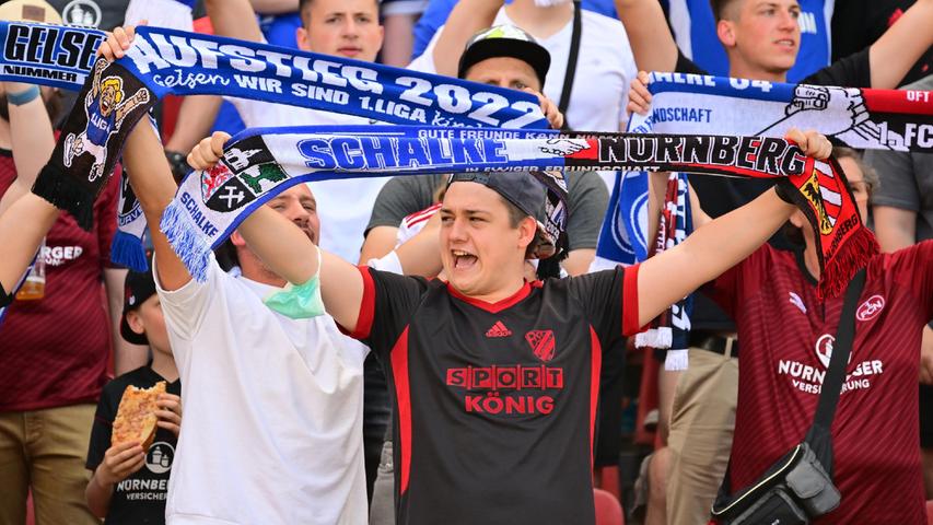 Schalke 04 und der 1. FC Nürnberg: Das geht in Hand in Hand, auch auf dem Schal dieses Fans, der das Spiel im Mai 2022 verfolgt. 