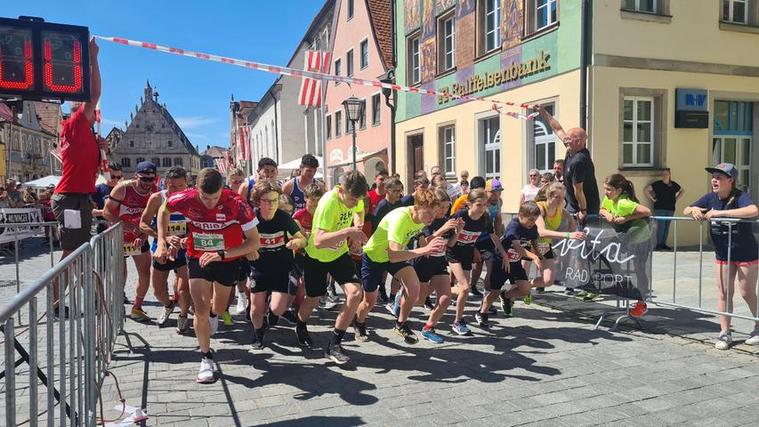 Auf die Plätze, fertig, los: Als letzter Lauf waren die Staffeln dran. Die  Dreierteams liefen insgesamt 12 Kilometer rund um die Altstadt. 