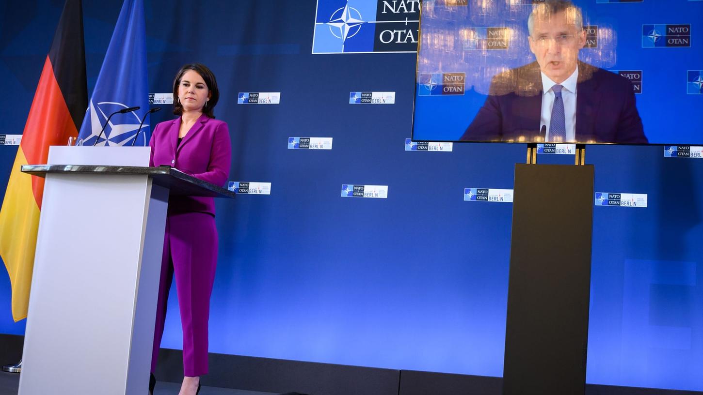 Der per Video zugeschaltete Nato-Generalsekretär Jens Stoltenberg äußert sich zusammen mit Annalena Baerbock (Bündnis 90/Die Grünen) bei einer Pressekonferenz am Ende des Treffens der Nato-Außenminister in Berlin.