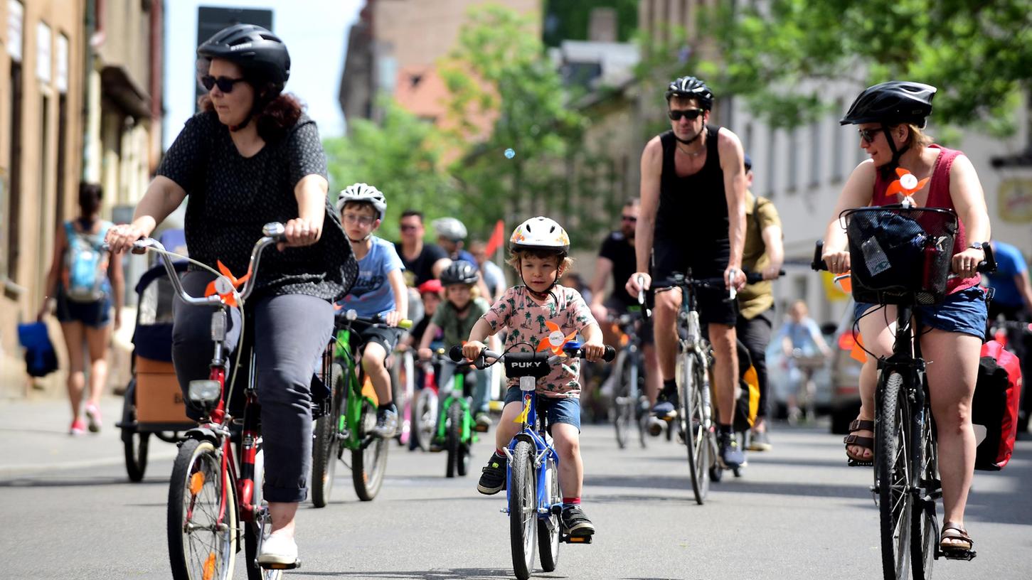 Freie Bahn haben Radler - hier bei Kidical Mass Mitte Mai - am Sonntag, 29. Mai, auf der Verbindungsstraße FÜ 19 zwischen Fürth und Wachendorf.