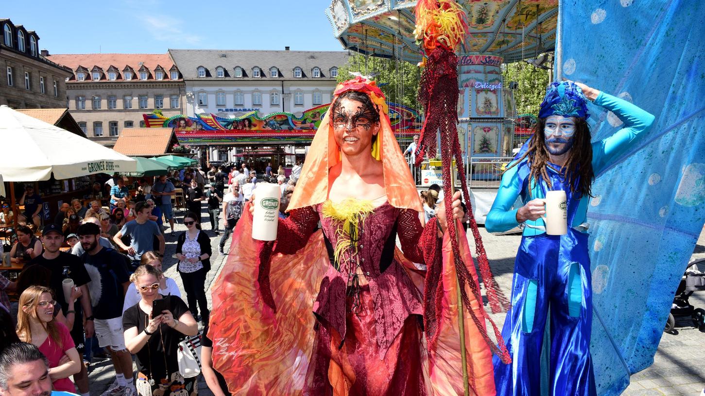 Erst gab es Freibier, dann Attraktionen wie diese prächtig herausgeputzten Stelzen-Läufer: Schon beim Auftakt des Frühlingsmarkts zeigte sich Fürth von seiner schillernden und bunten Seite, am Sonntag ging es so weiter. Und ein Ende ist vorerst nicht in Sicht.
Erst gab es Freibier, dann Attraktionen wie diese prächtig herausgeputzten Stelzen-Läufer: Schon beim Auftakt des Frühlingsmarkts zeigte sich Fürth von seiner schillernden und bunten Seite, am Sonntag ging es so weiter. Und ein Ende ist vorerst nicht in Sicht.