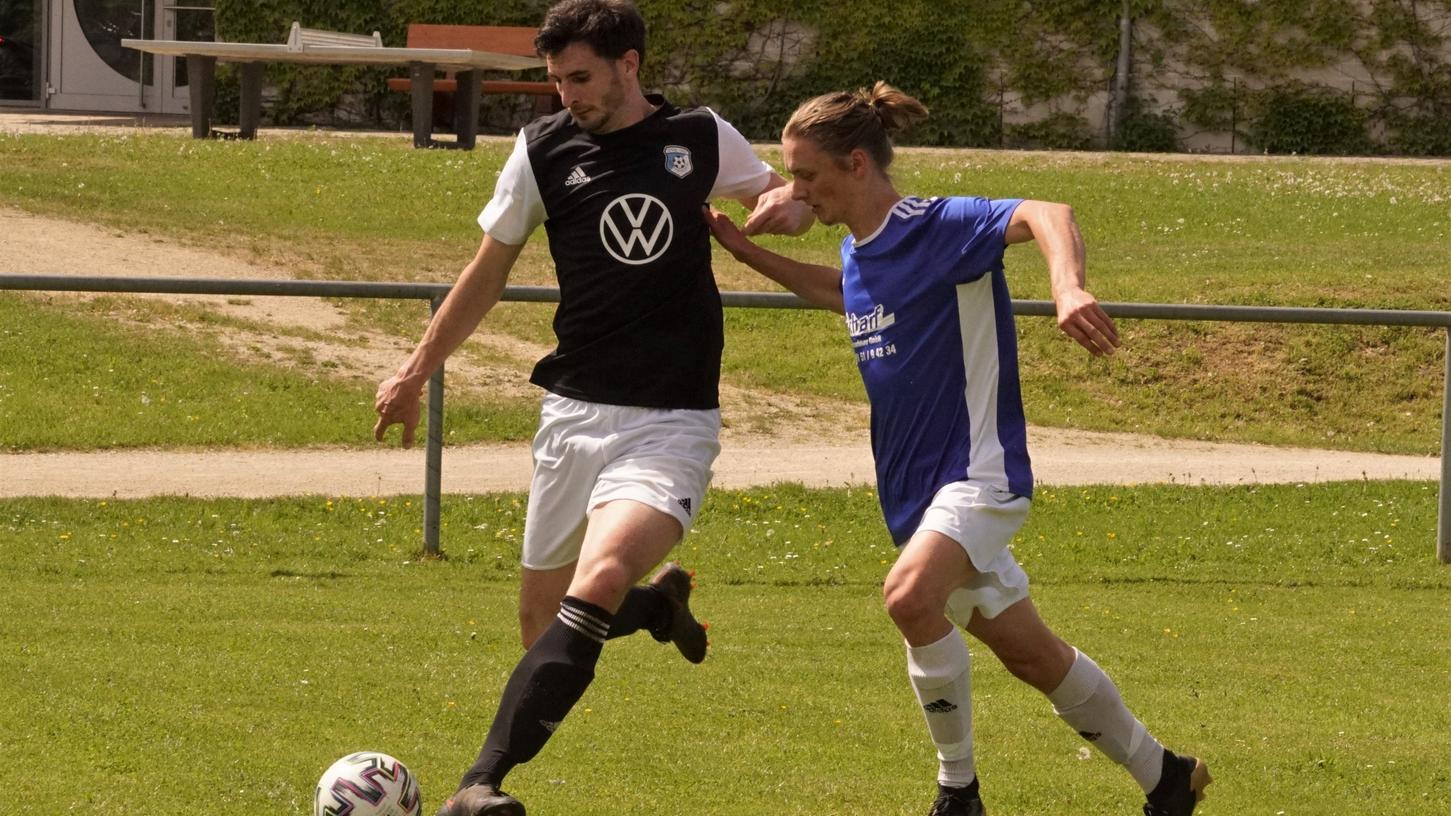 Die SpVgg Sittenbachtal - am Ball Tobias Scharrer, der seine Farben 1:0 in Führung brachte, im Duell mit Henfenfelds Niklas Kreuzer - holte sich mit einem 4:1-Sieg wichtige Punkte für den Klassenerhalt. Die SpVgg Sittenbachtal - am Ball Tobias Scharrer, der seine Farben 1:0 in Führung brachte, im Duell mit Henfenfelds Niklas Kreuzer - holte sich mit einem 4:1-Sieg wichtige Punkte für den Klassenerhalt.