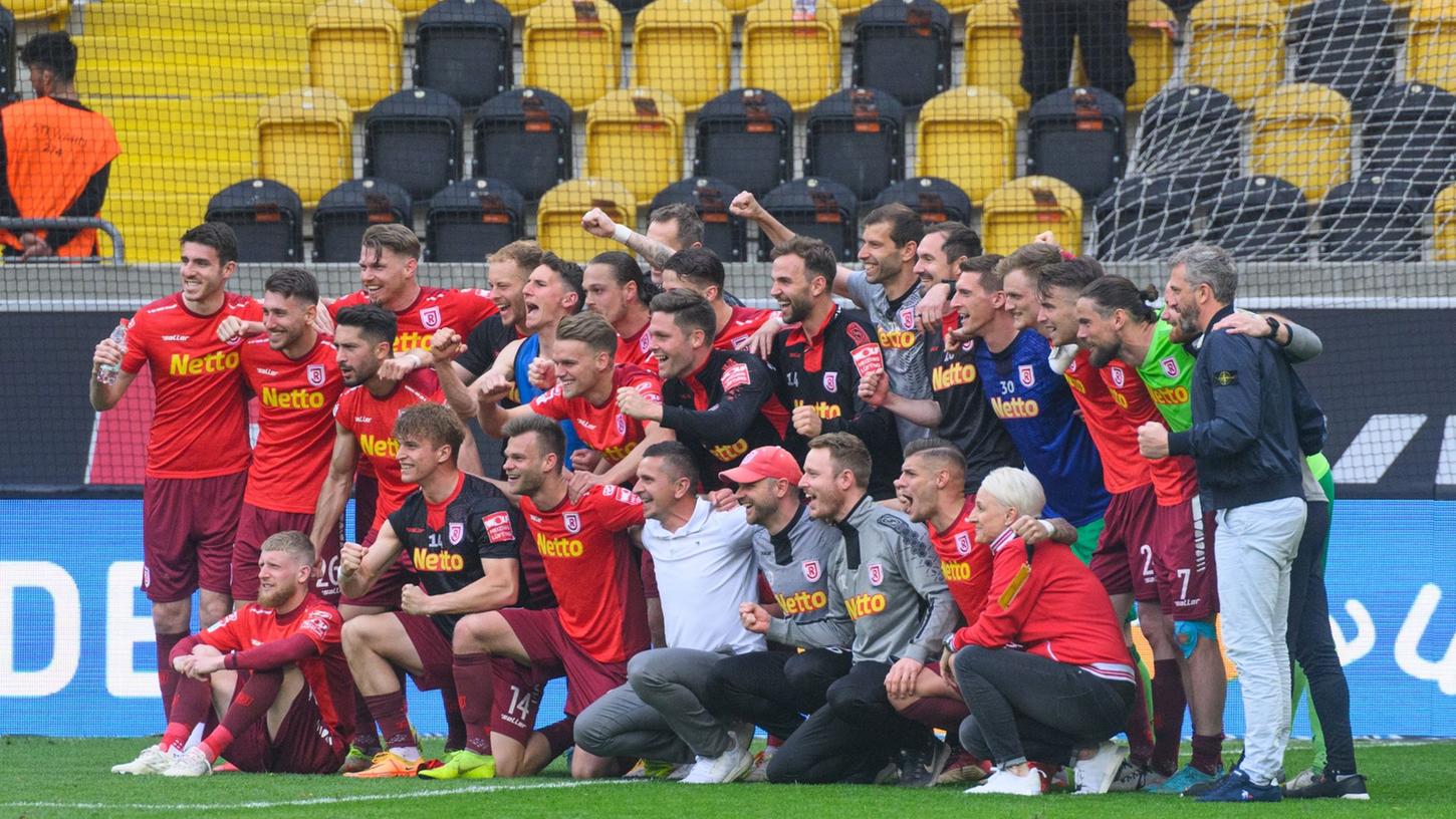 Noch ein Teamfoto zum Saisonende: Der SSV Jahn Regensburg nach dem Spiel bei Werder Bremen. Noch ein Teamfoto zum Saisonende: Der SSV Jahn Regensburg nach dem Spiel bei Werder Bremen.