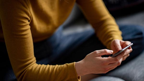 Ab nächstem Jahr soll das EU-weite Recht auf Reparatur kommen. Produkte sollen dann einfacher repariert werden können. Für Verbraucher sind Reparaturen oft günstiger als eine Neuanschaffung, gleichzeitig werden Ressourcen geschont . Das Gesetz beinhaltet auch, dass Software-Updates reversibel sein müssen und zu keiner verminderten Leistung führen dürfen. Verbraucherinnen und Verbraucher sollen darüber beim Kauf umfassend informiert werden. Noch ist nicht ganz klar, ab wann die Regeln in Kraft treten.