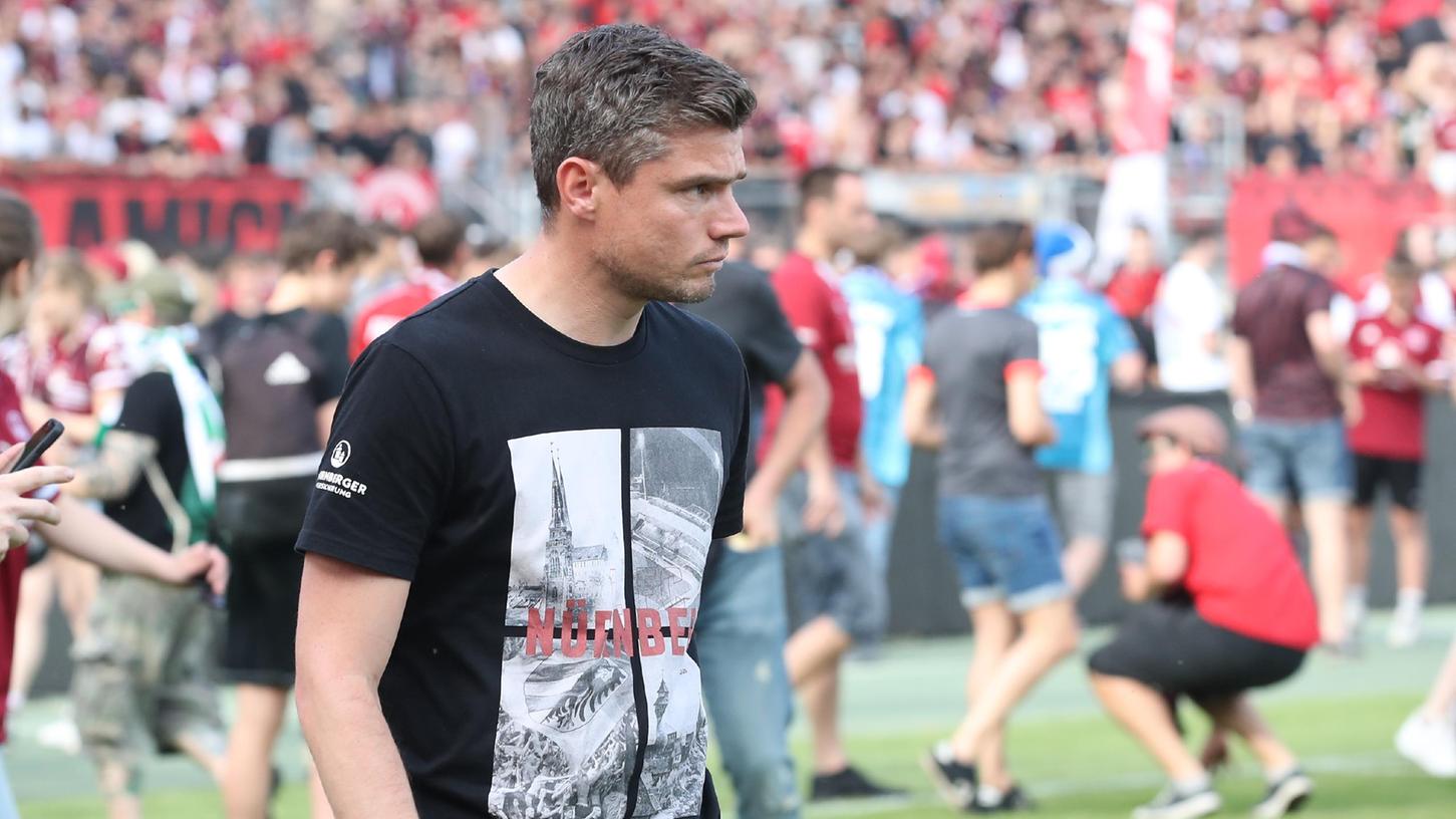 Keine Lust auf Party: Club-Trainer Robert Klauß konnte mit den kollektiven Feierlichkeiten nicht viel anfangen. Keine Lust auf Party: Club-Trainer Robert Klauß konnte mit den kollektiven Feierlichkeiten nicht viel anfangen.