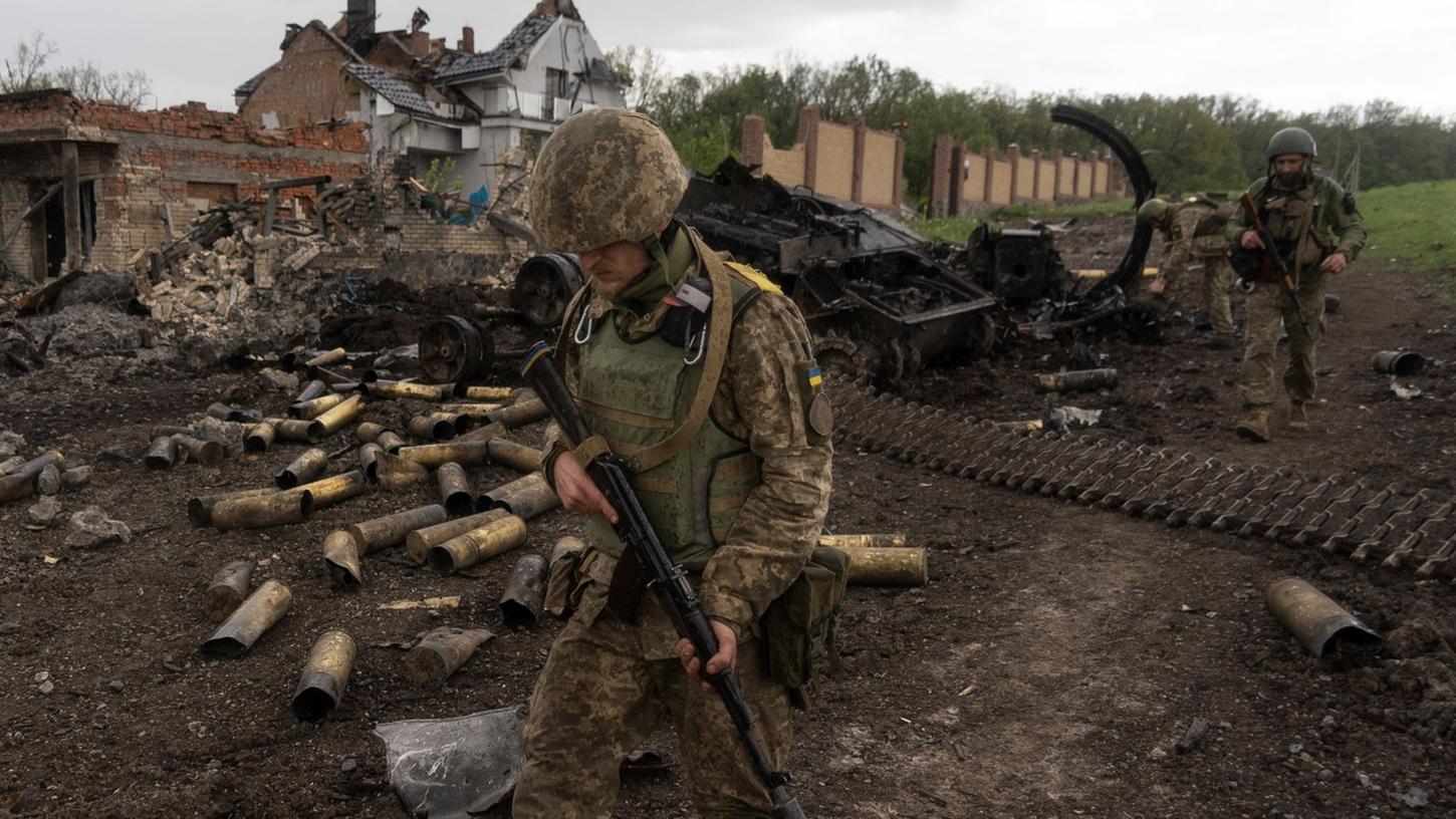 Ukrainische Soldaten patrouillieren in einem kürzlich zurückeroberten Dorf nördlich von Charkiw in der Ostukraine.
Ukrainische Soldaten patrouillieren in einem kürzlich zurückeroberten Dorf nördlich von Charkiw in der Ostukraine.