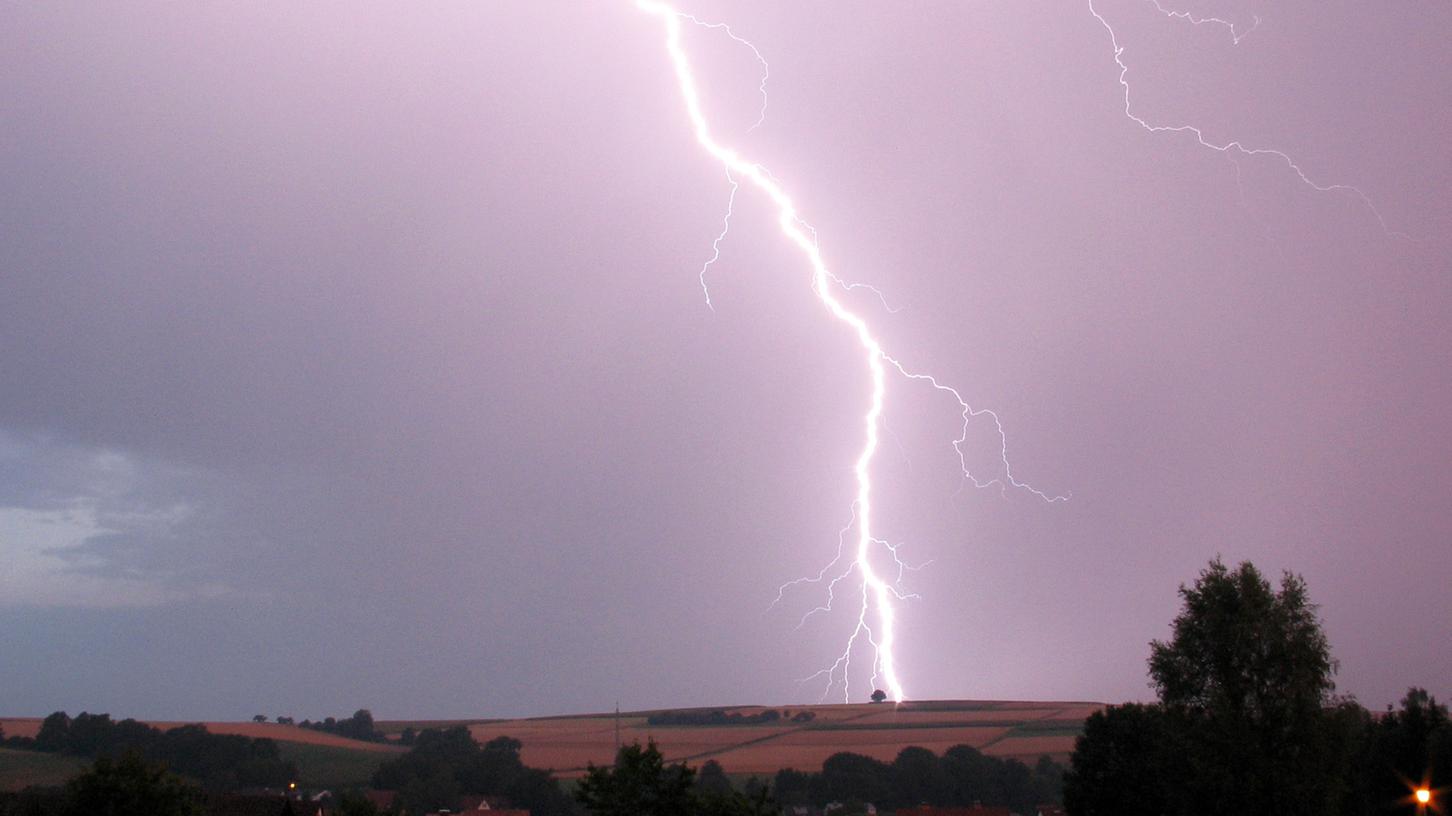 Am Montag können über Franken schwere Gewitter herunterkommen. Gegen Abend soll sich die Lage dann beruhigen.
Am Montag können über Franken schwere Gewitter herunterkommen. Gegen Abend soll sich die Lage dann beruhigen.