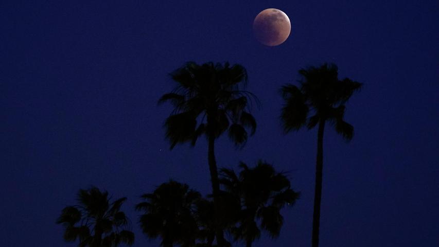 Hier die Mondfinsternis in Long Beach, Kalifornien.