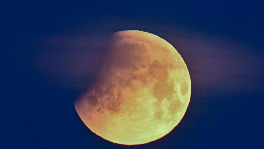 Bei einer totalen Mondfinsternis, auch Blutmond genannt, bedeckt der Schatten der Erde den Mond. Die Erde befindet sich dabei zwischen Sonne und Mond. Obwohl der Mond sich im Schatten der Erde befindet, wird er nicht dunkel, sondern leuchtet rot oder auch bräunlich.