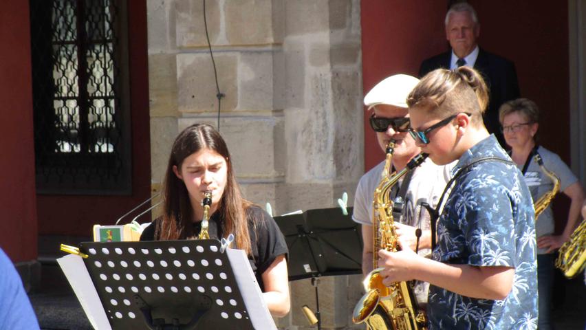 Das Saxophonensemble der Musikschule im Landkreis umrahmte die Eröffnung des „SpargelMarktPlatzes“.