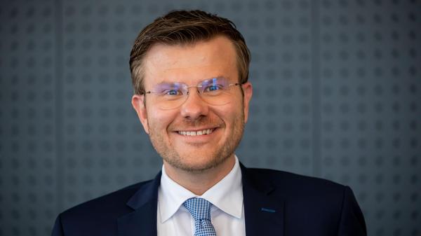 Marcus König, Nürnberger OB: "Mein liebstes fränkisches Wort ist "Waggerla" – fei werggli! In diesem Kosewort – egal ob für Kinder oder Partner/in – steckt viel Sanftes, Weiches und Liebevolles. Mit dem "Waggerla" kann man aber auch ein besonders süßes Tier meinen. Insgesamt ein wirklich schönes, warmherziges Wort, das vielfach einsetzbar ist und einen typisch fränkischen Sound hat."