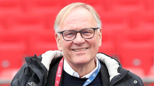 Thomas Grethlein, Aufsichtsratsvorsitzender des 1. FCN: "Glubberer und Glubberi sind allerschönste Wörter für mich, ist doch klar. Erstaunlich bereits der Auftakt mit dem "G", denn wir Franken haben mit dem K-Laut (wie man das feine "C" im Club nun mal ausspricht) überhaupt keine Schwierigkeiten. Anders als beim "P" und "T" sind wir also durchaus in der Lage, auch in der Sprache eine gewisse Härte an den Tag zu legen. Doch beim Glubb kommt unsere weiche Kehle zum Klingen, ganz und gar; ein Knacklaut hat hier überhaupt keine Chance. Für mich ist das wie ein Sich-Öffnen, wie ein Zeugnis unserer bedingungslosen Verbundenheit mit diesem Franken-Identitäter. Ob Glubberer oder Glubberi, die jeweilige Endung markiert, dass für all diese Menschen der Glubb ein ganz wesentlicher Bestandteil ihres Lebens ist. Fei wergli. Und weil's auch so ein schönes Wort ist: Sollte a Glubberi nach einer der seltenen Niederlagen mal weinen müssen, ist sie, wenn überhaupt, a Greinmeichala, aber niemals und keinesfalls eine Heulsuse!"