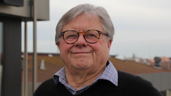 Fitzgerald Kusz, fränkischer Autor: "Trätzen ist ein fränkisches Synonym für das hochdeutsche "necken". "Trätzen" das haben wir doch alle gern gegenseitig als Kinder gemacht. Das hatte keine bösen Folgen, weil es von vornherein nicht ernst gemeint war. Und beim "Mongträtzerla" ist halt der Magen dran, den man mit etwas Besonderem neckt. In Frankreich ist die "amuse gueule", "die Freude des Mauls", die Gaumenfreude, eine Vorspeise. Meines Wissens wird der fränkische Begriff ausschließlich für Süßigkeiten verwendet. Wenn man eine Kleinigkeit bei einer Einladung mitbringt, haben wir dafür auch ein schönes Wort. So ein kleines Geschenk ist bei uns ein "Miitbringerts"."