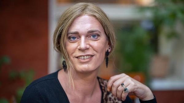 Tessa Ganserer, Bundestagsabgeordnete der Grünen: "Weil das fei in Frängisch fei genauso inflationär verwendet wird wie im Bayerischen. Des fei passt fei zu jedem anderen meiner frängischn Lieblingsbegriffe wie zum Beispiel: Des Brillnedwi liegt fei bridscherbraad am Diesch. Des ist fei a gscheids Gschmarri, oder: Des is der fei a Doldi."