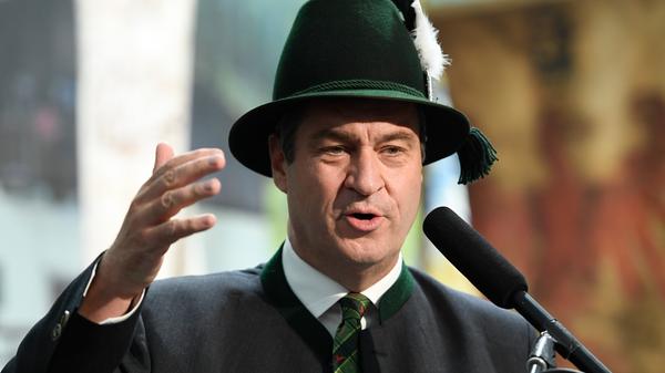 Markus Söder, Ministerpräsident: "Das schöne fränkische Wort "Allmächd" gefällt mir deshalb so gut, weil es so vielseitig einsetzbar ist. Es ist einerseits Ausdruck von Freude und Bedauern, aber auch von ungläubigem Staunen oder sogar aufgeregter Zustimmung. Hier sieht man gut, wie vielseitig und bunt unsere schöne fränkische Mundart ist. Und: Wie oft habe ich dieses Wort beim Club verwendet..."