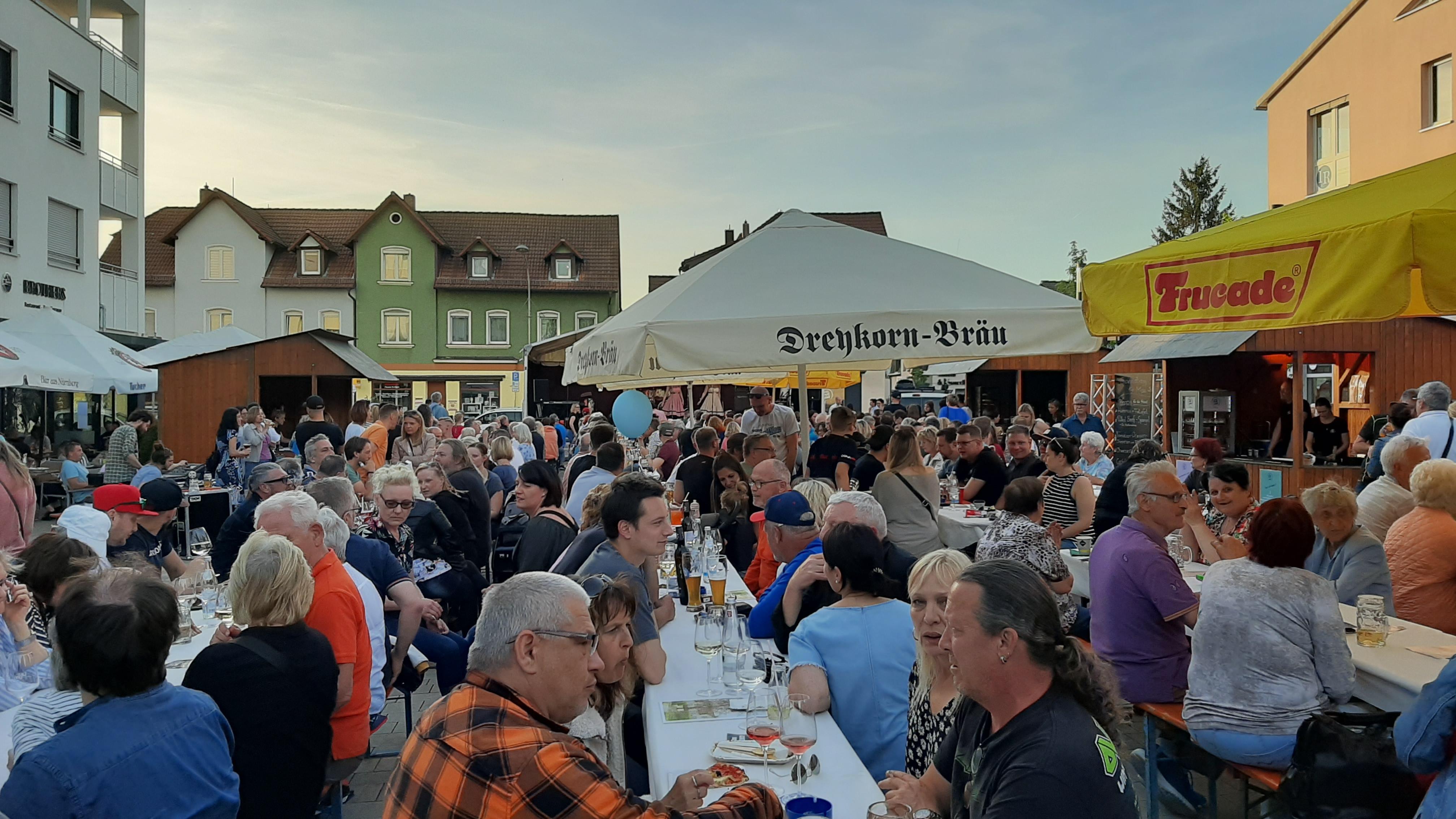 So richtig voll wurde es auf dem Hubert-Munkert-Platz in der Röthenbacher Ortsmitte.