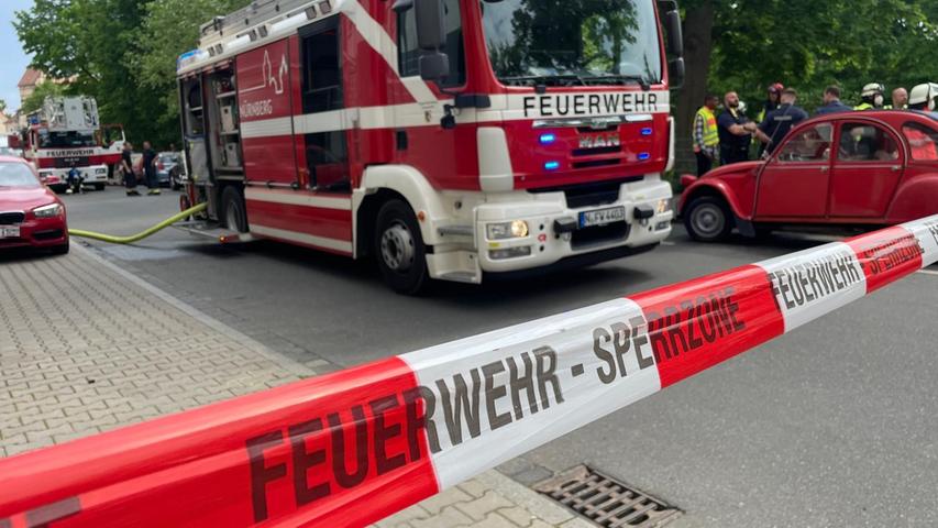 Feuer im Nürnberger Osten: Einsatzkräfte räumen Mehrfamilienhaus Feuer im Nürnberger Osten: Einsatzkräfte räumen Mehrfamilienhaus