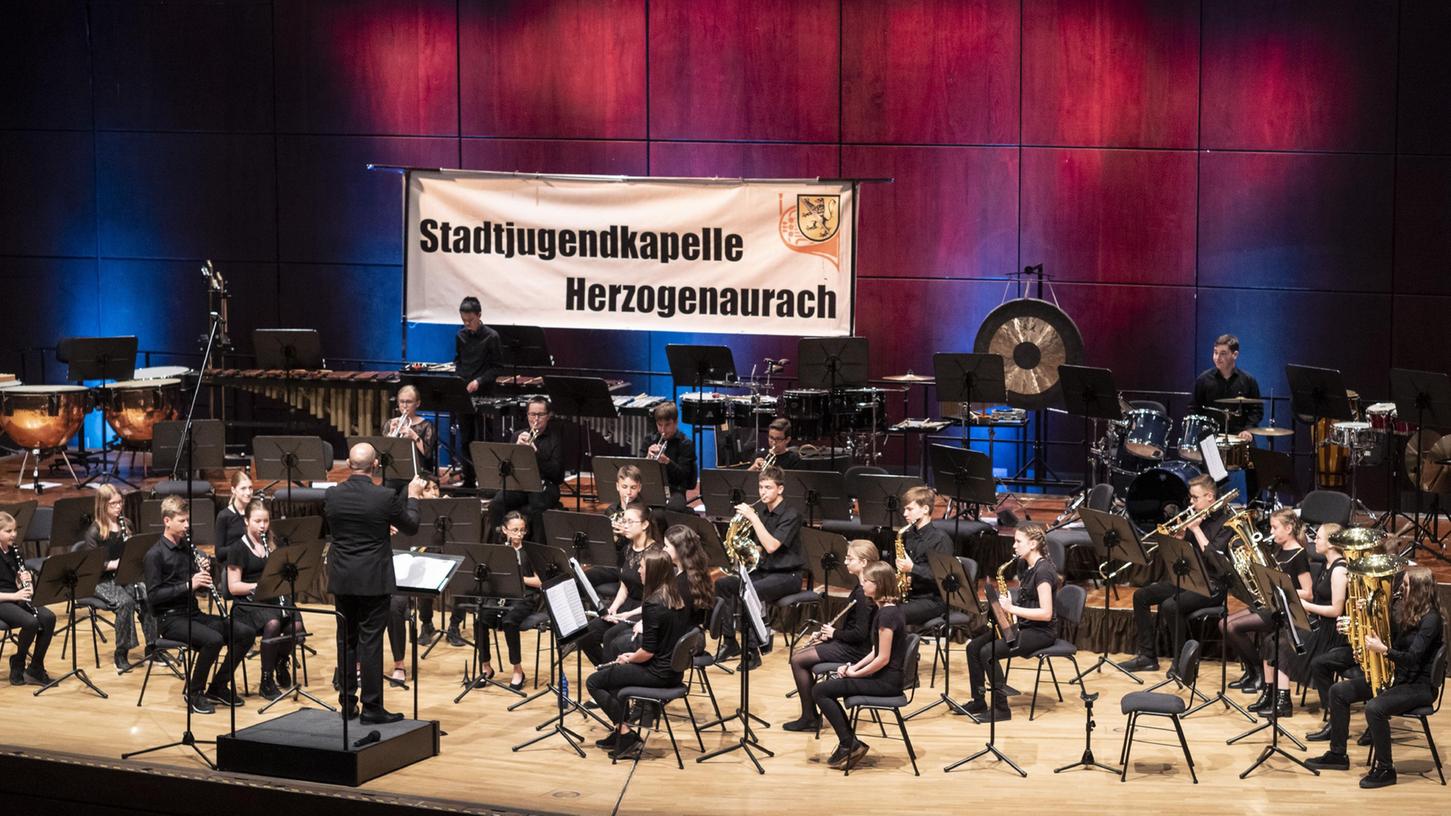 Mit zeitlosen Musikstücken aus aller Welt begeisterte die Stadtjugendkapelle Herzogenaurach.