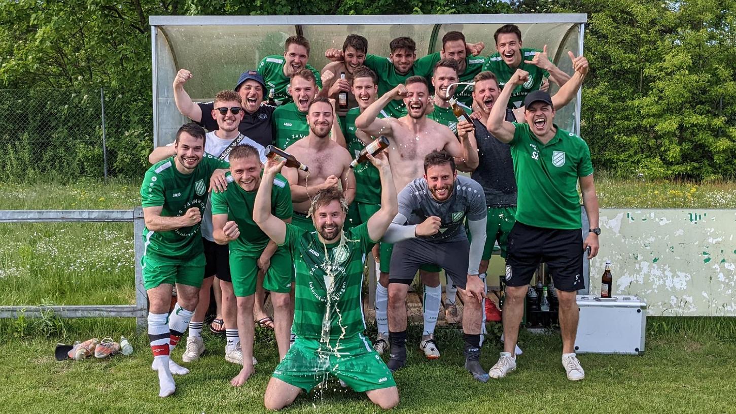 Meisterjubel: So feierte der SV Wettelsheim nach dem 4:1-Sieg in Rednitzhembach den Titel in der Kreisliga und den Wiederaufstieg in die Bezirksliga. Meisterjubel: So feierte der SV Wettelsheim nach dem 4:1-Sieg in Rednitzhembach den Titel in der Kreisliga und den Wiederaufstieg in die Bezirksliga.