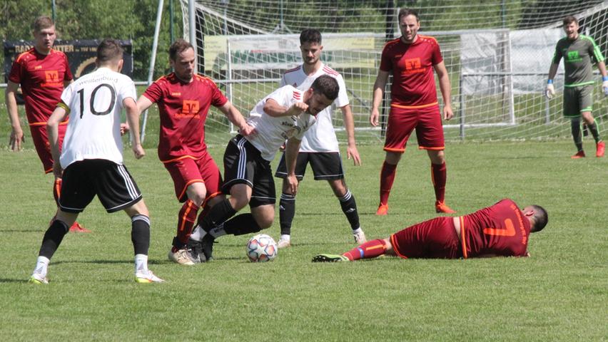 Die SG Ramsberg/St. Veit gewann auch das Rückspiel gegen die Weißenburger U23 und machte dadurch den Klassenerhalt endgültig perfekt. Die SG Ramsberg/St. Veit gewann auch das Rückspiel gegen die Weißenburger U23 und machte dadurch den Klassenerhalt endgültig perfekt.