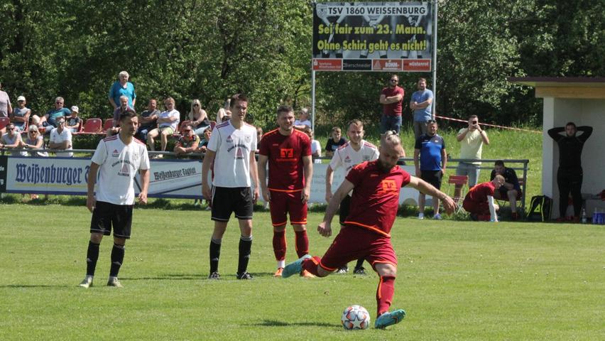 Doppeltorschütze: Der Ex-Weißenburger Markus Dietze (hier bei seinem Elfmeter) erzielte zwei Tore beim Ramsberg-Veiter 3:1-Sieg beim TSV 1860 II.