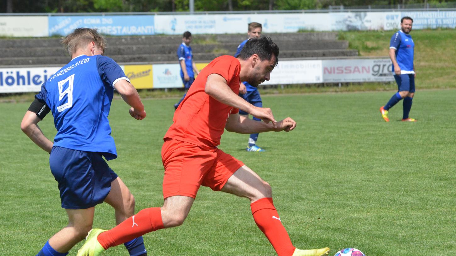 Mit 5:0 setzte sich der TSV Feucht II um Antonio Reale (rot) gegen FV Wendelstein durch. Mit 5:0 setzte sich der TSV Feucht II um Antonio Reale (rot) gegen FV Wendelstein durch.