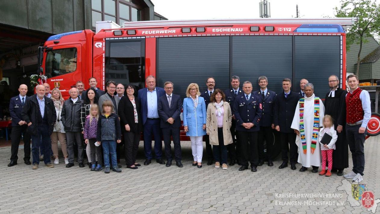 Viel Publikum war zur Weihe des neuen Einsatzfahrzeuges zur Feuerwehr Eschenau gekommen.