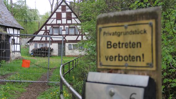 Fachwerkhaus steht im Nürnberger Land vor dem Abriss