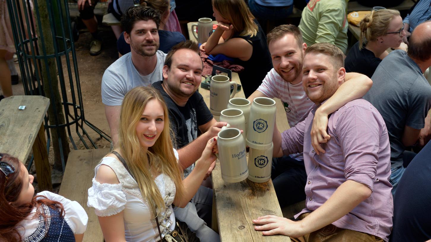Prost! Unser Bild stammt von der Erlanger Bergkirchweih. Prost! Unser Bild stammt von der Erlanger Bergkirchweih.