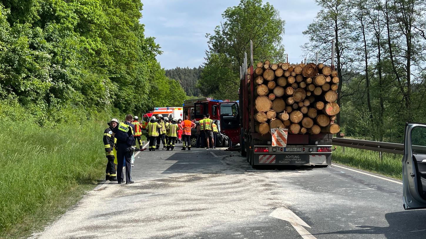 PKW kollidiert mit Holzlaster - Autofahrer stirbt in Franken