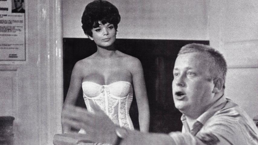 Das Szenefoto von Uschi Glas und Rainer Basedow wurde in den 1960er-Jahren vielfach abgedruckt und ging durch die deutsche Medienlandschaft. Das Szenefoto von Uschi Glas und Rainer Basedow wurde in den 1960er-Jahren vielfach abgedruckt und ging durch die deutsche Medienlandschaft.