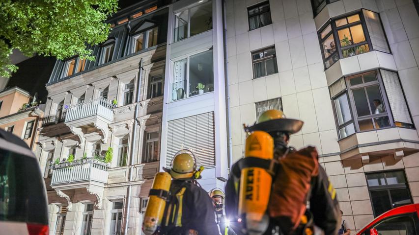 Laut Angaben der Polizei brach das Feuer gegen 23.15 Uhr im Aufzugschacht des vierstöckigen Wohnhauses aus.