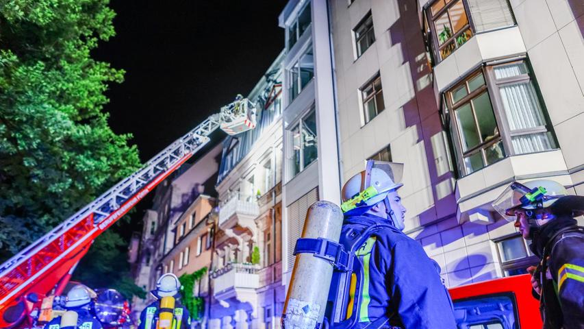 Brand in Aufzugschacht: Mehrfamilienhaus in Fürth evakuiert