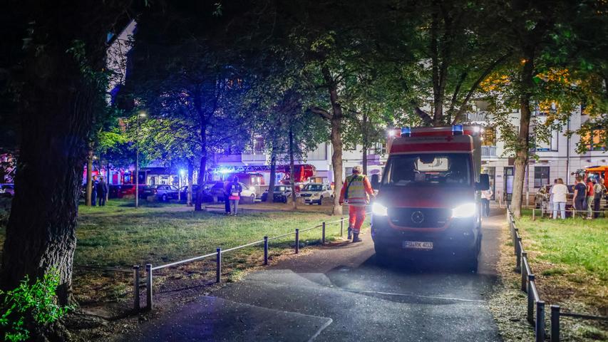 Brand in Aufzugschacht: Mehrfamilienhaus in Fürth evakuiert
