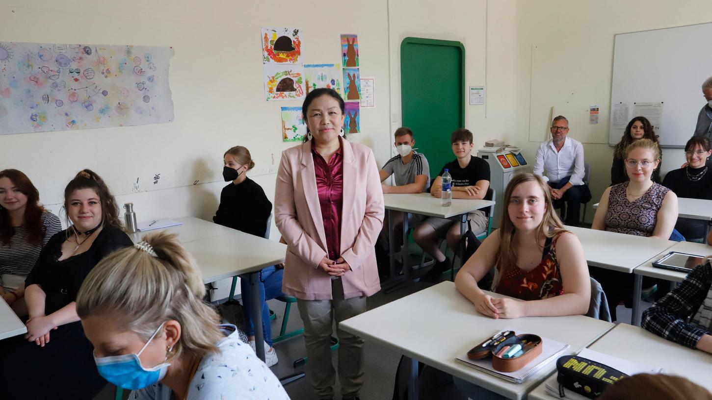 Sayragul Sauytbay zu Besuch an der Lothar-von-Faber-Schule. Die Aktivistin berichtete einer Klasse fast zwei Stunden lang aus erster Hand.
