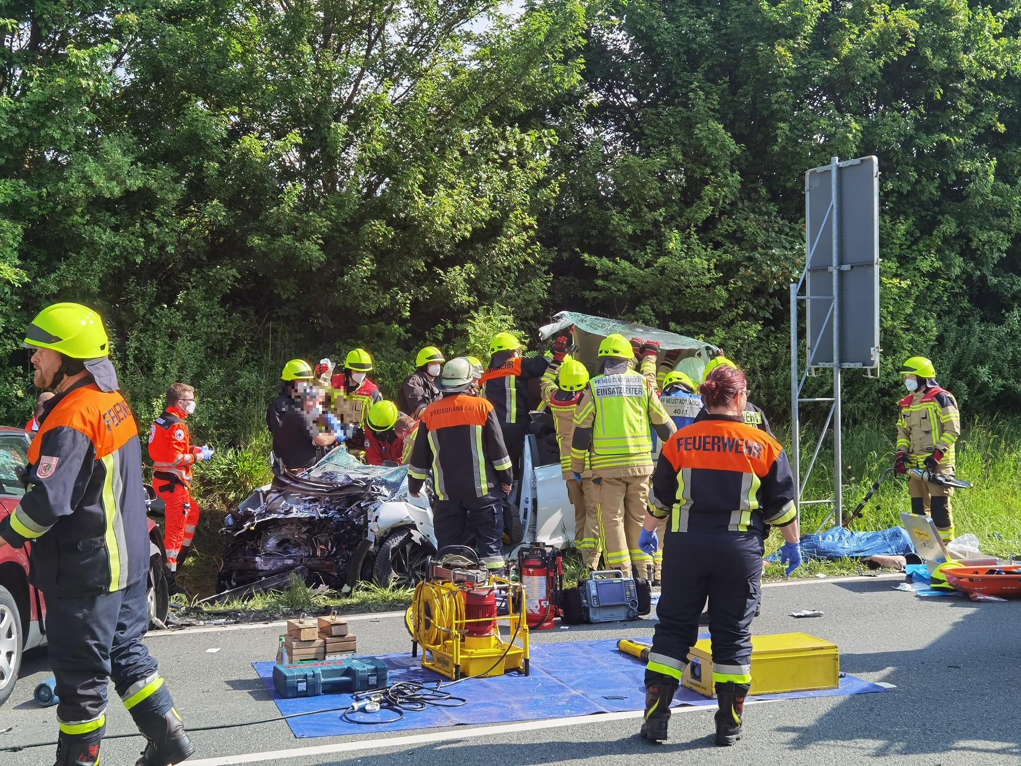 Frontalkollision Auf B8 Bei Neustadt: Frau Stirbt, Zwei Menschen In ...