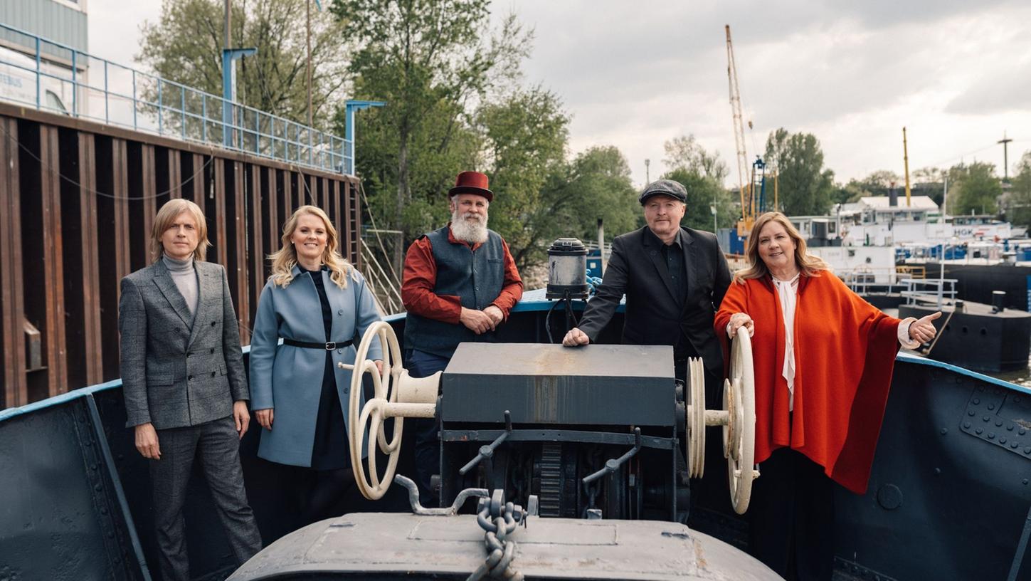 John (l-r), Patricia, Paul, Joey und Kathy Kelly auf ihrem Hausboot "Sean o'Kelley", das im Hafen von Köln lag. John (l-r), Patricia, Paul, Joey und Kathy Kelly auf ihrem Hausboot "Sean o'Kelley", das im Hafen von Köln lag.