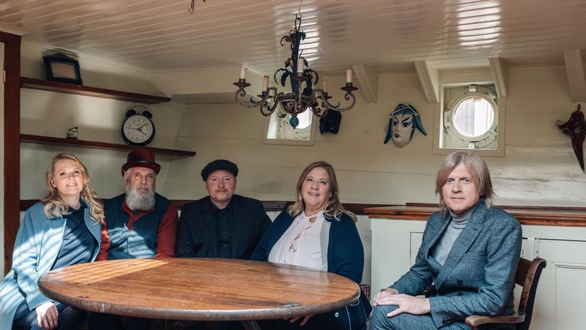 Unter Deck: Patricia (l-r), Paul, Joey, Kathy und John Kelly in ihrem alten Hausboot. Unter Deck: Patricia (l-r), Paul, Joey, Kathy und John Kelly in ihrem alten Hausboot.