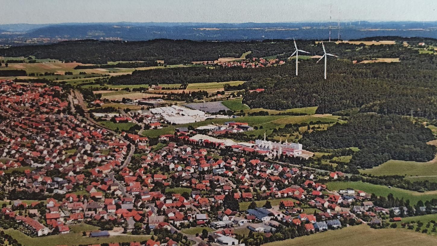 Bisher nur eine Fotomontage: Bürgermeister Horst Kratzer zeigte, wo die Windräder auf dem Grünberg stehen könnten.  Übernehme