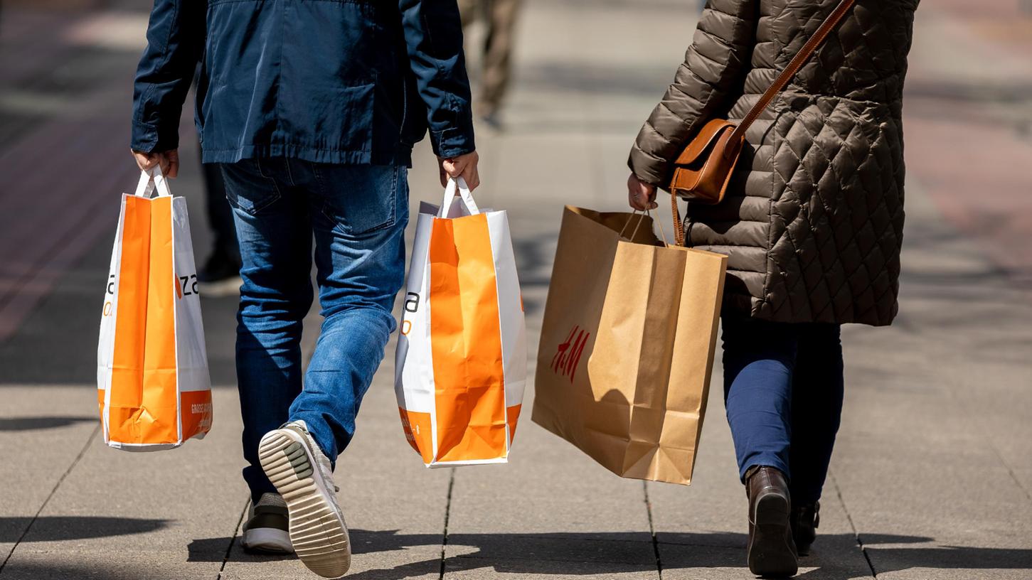 Bestimmte Plastiktüten sind seit Anfang des Jahres verboten. Aber sind Papiertüten besser?
Bestimmte Plastiktüten sind seit Anfang des Jahres verboten. Aber sind Papiertüten besser?