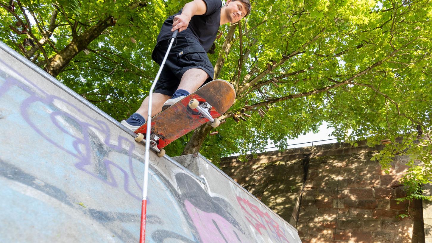 Der blinde Skater Johannes Bruckmeier fährt auf Nürnberger Anlagen. Der Blindenstock ist ihm dabei eine große Hilfe. Der blinde Skater Johannes Bruckmeier fährt auf Nürnberger Anlagen. Der Blindenstock ist ihm dabei eine große Hilfe.