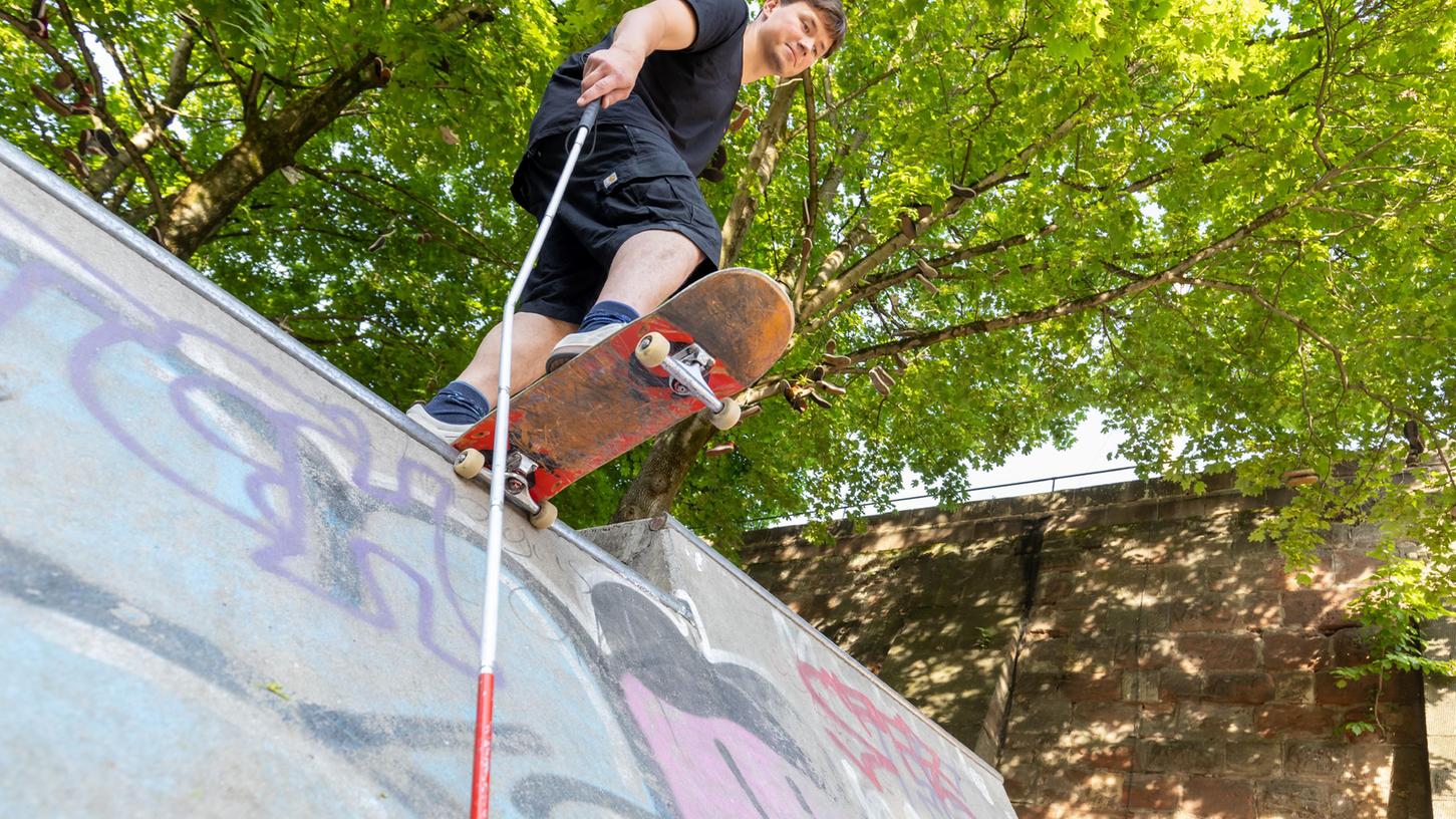 Der blinde Skater Johannes Bruckmeier fährt auf Nürnberger Anlagen. Der Blindenstock ist ihm dabei eine große Hilfe.