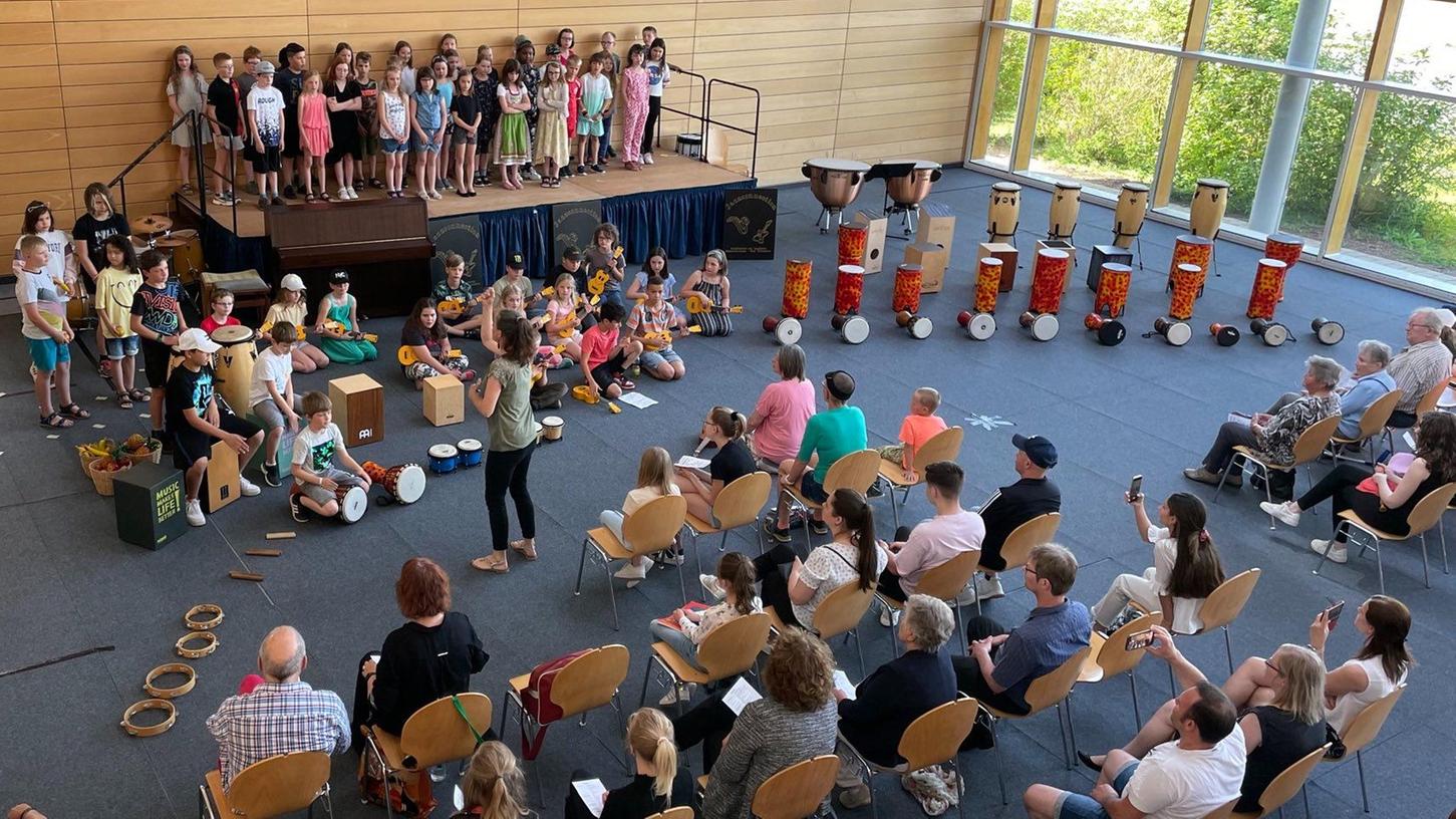 Das "Instrumentenkarussell" der Grundschulkinder "drehte sich munter" beim Frühjahrskonzert der Musikschule im Landkreis.
