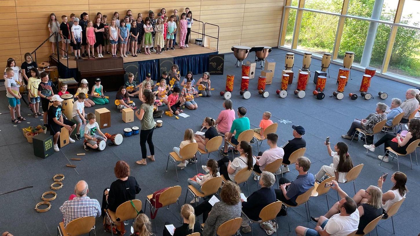 Das "Instrumentenkarussell" der Grundschulkinder "drehte sich munter" beim Frühjahrskonzert der Musikschule im Landkreis.
Das "Instrumentenkarussell" der Grundschulkinder "drehte sich munter" beim Frühjahrskonzert der Musikschule im Landkreis.