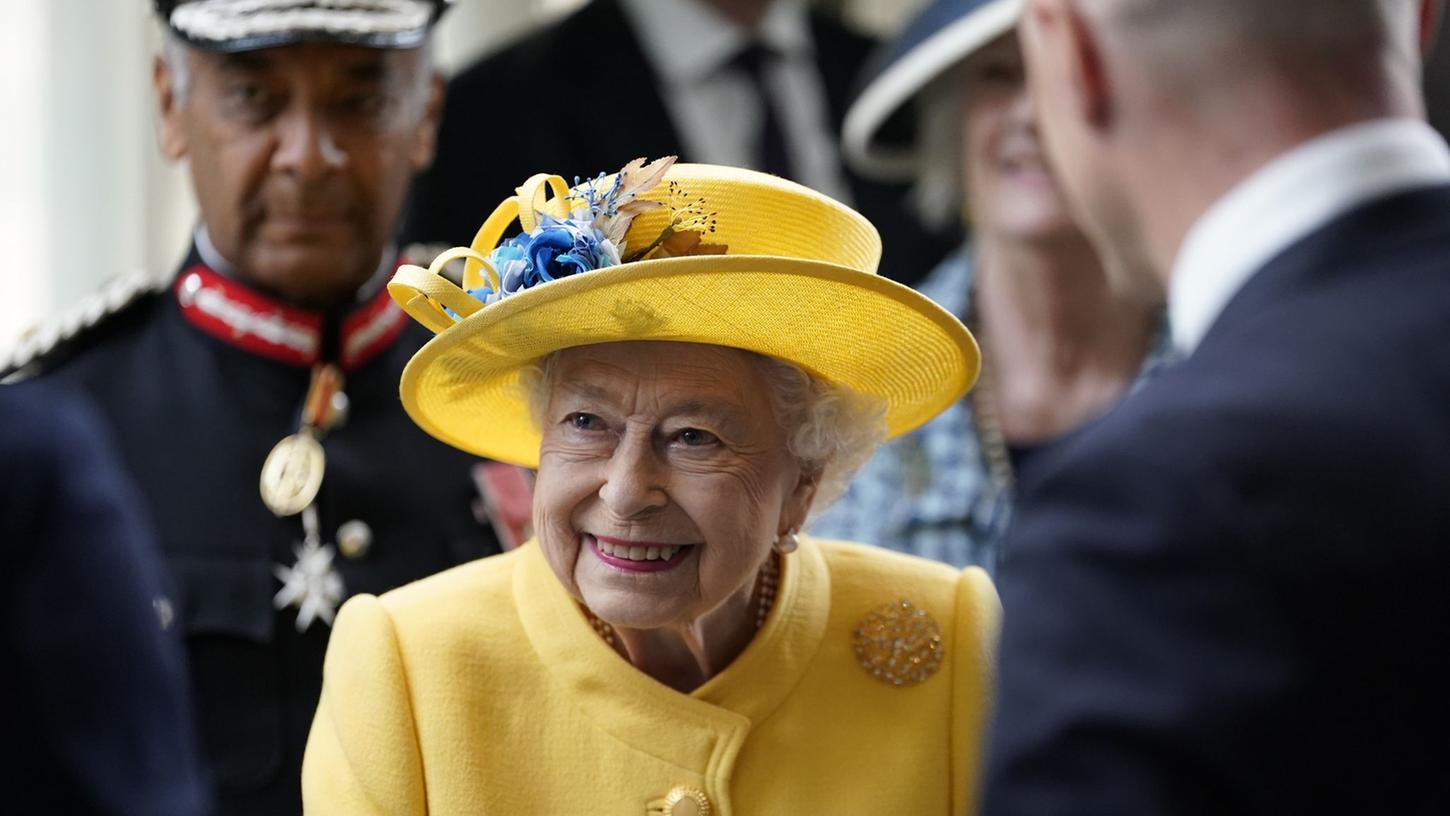 Queen besucht neue Elizabeth-Linie in London