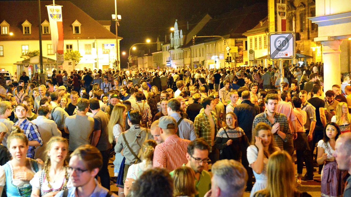 Feiern in der Innenstadt abends kurz nach 23 Uhr: So sah es während der letzten Bergkirchweihen am Martin-Luther-Platz aus.
